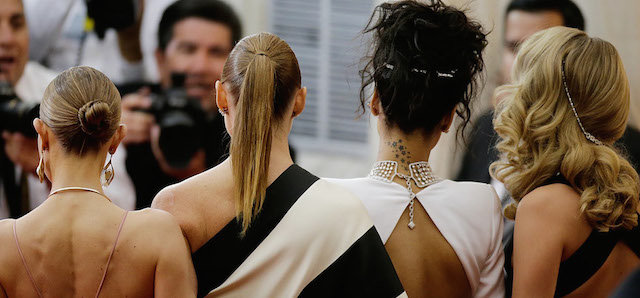 L'attrice e modella Kate Bosworth (31), la stilista Stella McCartney (42), la cantante Rihanna (26) e l'attrice Reese Witherspoon (38) al gala Charles James: Beyond Fashion organizzato dal Metropolitan Museum of Art (MoMA), a New York. 
(John Lamparski/Getty Images)
