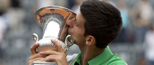 Novak Djokovic con il trofeo. 
(AP Photo/Andrew Medichini)