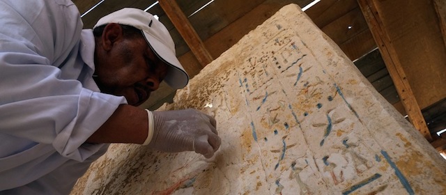 Un archeologo egiziano restaura il muro nella tomba di un generale del faraone scoperta nella necropoli di Saqqara, 8 maggio 2014. 
(KHALED DESOUKI/AFP/Getty Images)