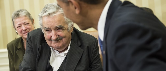 Il presidente dell'Uruguay Joé Mujica con il presidente degli Stati Uniti Barack Obama nello Studio Ovale della Casa Bianca, 12 maggio 2014. 
(BRENDAN SMIALOWSKI/AFP/Getty Images)