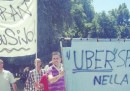 La protesta dei tassisti contro Uber, a Milano