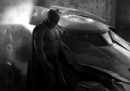 La prima foto di Ben Affleck vestito da Batman, con la Batmobile
