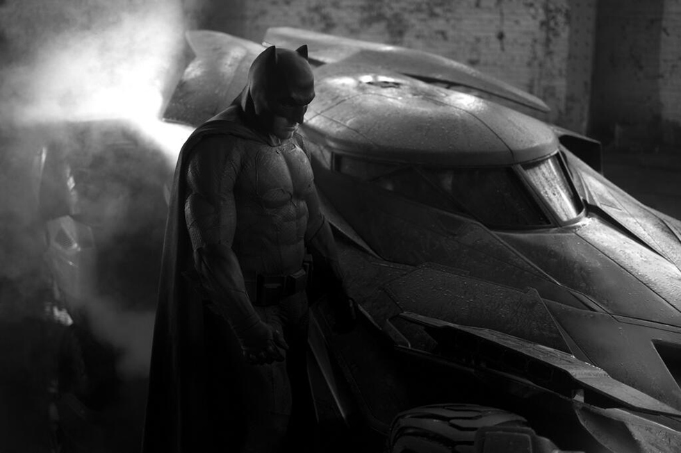 La prima foto di Ben Affleck vestito da Batman, con la Batmobile - Il Post