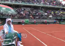 Il video di Djokovic sotto la pioggia con un raccattapalle