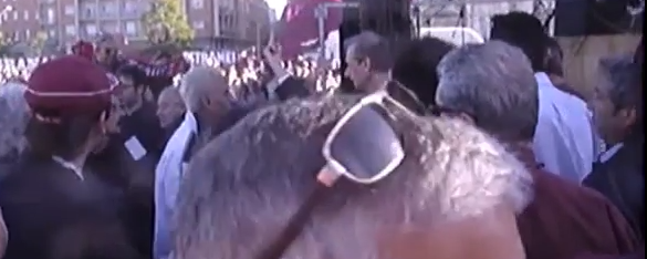 Il video di Fassino che mostra il dito medio a un gruppo di contestatori