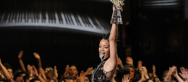 Rihanna, premiata artista dell'anno
(Chris Pizzello/Invision/AP)
