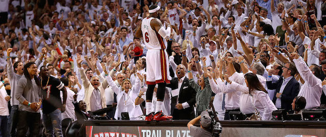 LeBron James dei Miami Heat festeggia dopo che la sua squadra ha vinto gara-5 contro i Brooklyn Nets alla American Airlines Arena di Miami, 14 maggio 2014.
(Mike Ehrmann/Getty Images)