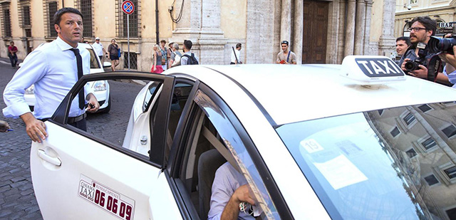 Foto Roberto Monaldo / LaPresse26-07-2013 RomaPoliticaDirezione Nazionale del PDNella foto Matteo Renzi lascia in taxi la sede del PDPhoto Roberto Monaldo / LaPresse26-07-2013 Rome (Italy)National Direction of Democratic PartyIn the photo Matteo Renzi