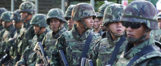 Soldati thailandesi in attesa mentre il generale Prayut Chan-O-Cha si incontra con le forze anti-governative e filo-government all'Army Club di Bangkok
(PORNCHAI KITTIWONGSAKUL/AFP/Getty Images)