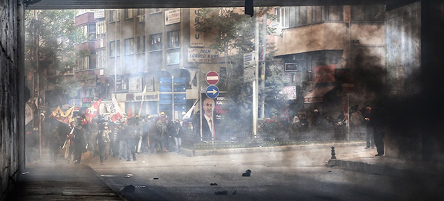 Il corteo del Primo Maggio vicino a piazza Taksim, Istanbul.
(GURCAN OZTURK/AFP/Getty Images)