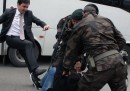 Un collaboratore di Erdoğan ha preso a calci un manifestante