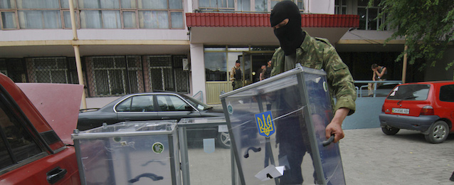 Un attivista filo-russo porta via delle urne da un seggio, per disfarsene. Donetsk, 23 maggio 2014.
(AP Photo/Photomig)