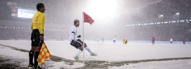 Herculez Gomez batte un calcio d'angolo sotto la neve nella partita di qualificazione per i Mondiali 2014 tra Stati Uniti e Costa Rica, in Colorado il 22 marzo 2013 (Photo by Dustin Bradford/Getty Images)