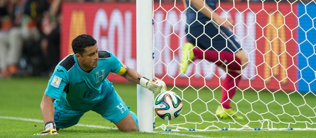 PORTO ALEGRE, BRAZIL - JUNE 15: Karim Benzema of France looks as goalkeeper Noel Valladares of Honduras fails to save France's second goal during the 2014 FIFA World Cup Brazil Group E match between France and Honduras at Estadio Beira-Rio on June 15, 2014 in Porto Alegre, Brazil. (Photo by Vinicius Costa/ Getty Images)