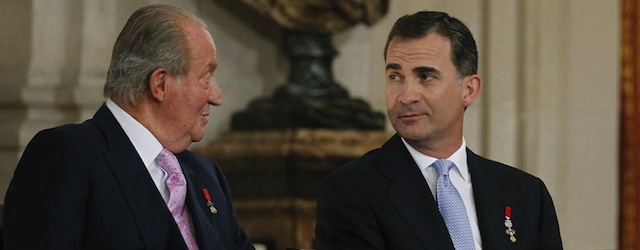 MADRID, SPAIN - JUNE 18: King Juan Carlos of Spain and Prince Felipe of Spain attend the official abdication ceremony at the Royal Palace on June 18, 2014 in Madrid, Spain. King Juan Carlos of Spain's abdication takes effect at midnight local time. (Photo by Alberto Martin/EFE-Pool/Getty Images)