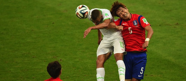 Algeria's forward Islam Slimani (C) fights for the ball with South Korea's defender Kim Young-Gwon (R) during a Group H football match between South Korea and Algeria at the Beira-Rio Stadium in Porto Alegre during the 2014 FIFA World Cup on June 22, 2014. AFP PHOTO / PEDRO UGARTE