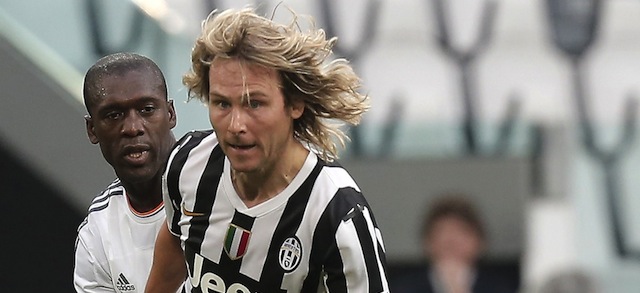 Juventus' midfielder Pavel Nedved fights for the ball with Real Madrid's Clarence Seedorf during the Unesco Cup football match Juventus Legends vs Real Madrid Leyendas on June 2, 2014 at the Juventus Stadium in Turin. AFP PHOTO / MARCO BERTORELLO (Photo credit should read MARCO BERTORELLO/AFP/Getty Images)