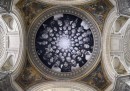 Il Pantheon di Parigi coperto da fotografie in bianco e nero