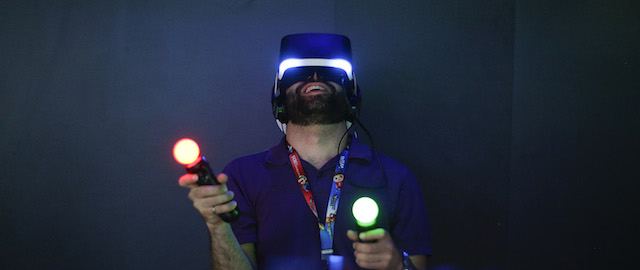 Jordan Saleh prova il nuovo cascp Project Morpheus, di Sony, durante la prima giornata dell'E3 a Los Angeles, California, martedì 10 giugno 2014. (AP Photo/Jae C. Hong)