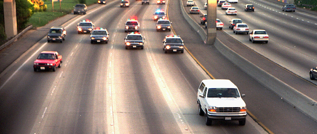 La Ford Bronco con a bordo O.J. Simpson inseguita dalle auto della polizia a Los Angeles, il 17 giugno 1994 (AP Photo/Joseph Villarin, File)