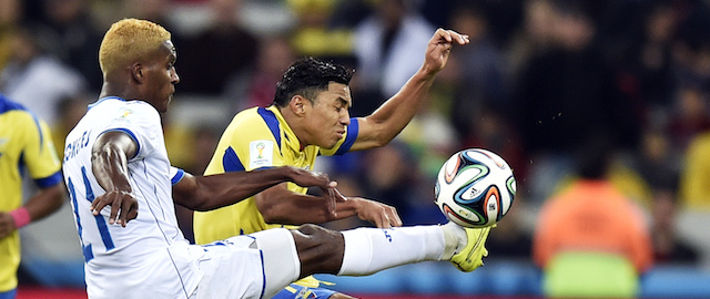 Honduras' Brayan Beckeles, left, challenges Ecuador's Jefferson Montero during the group E World Cup soccer match at the Arena da Baixada in Curitiba, Brazil, Friday, June 20, 2014. (AP Photo/Martin Meissner)