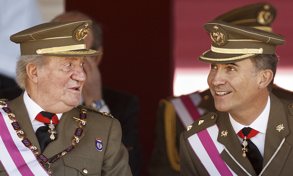 Il re di Spagna Juan Carlos (76) e il principe Filippo (46) a una cerimonia militare a San Lorenzo de El Escorial, non lontano da Madrid. È stata la prima apparizione del re spagnolo dopo l'annuncio della sua decisione di abdicare.
(AP Photo/Daniel Ochoa de Olza)
