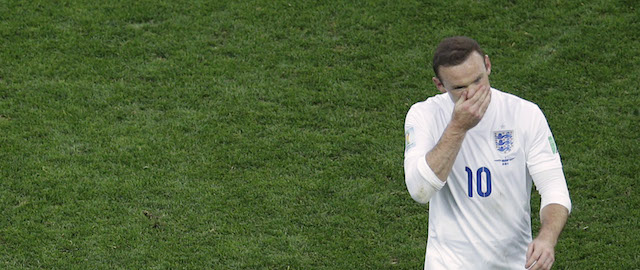 England's Wayne Rooney leaves the pitch at halftime of the group D World Cup soccer match between Uruguay and England at the Itaquerao Stadium in Sao Paulo, Brazil, Thursday, June 19, 2014. (AP Photo/Michael Sohn)