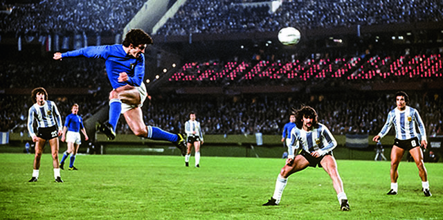 Paolo Rossi mentre colpisce di testa durante la partita della fase a gironi tra Italia e Argentina, ai Mondiali del 1978. (Roger Parker/Fotosports International).