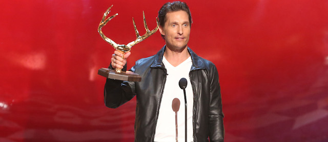 L'attore statunintese Matthew McConaughey (44) con premiato come Uomo dell'anno ai Guys Choice Awards, consegnati dal canale tv Spike in base ai voti del pubblico, a Culver City, in California. 
(Paul A. Hebert/Invision/AP)
