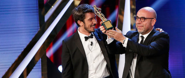 Paolo Virzì premiato con il David per il miglior film, per Il capitale umano, insieme al conduttore Paolo Ruffini. 
(Elisabetta Villa/Getty Images)