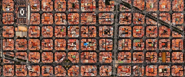 Il quartiere residenziale dell'Eixample.
41°23′27″N 2°09′47″E

(Panoramiche scattate da Apple Maps 
Immagini satellitari da Digital Globe
Copyright 2014, Daily Overview)