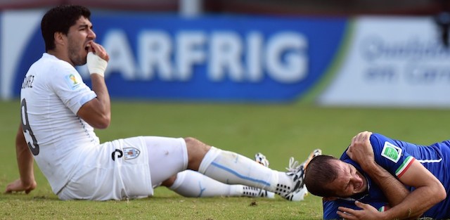 Luis Suarez dopo aver morso Giorgio Chiellini.
(AFP PHOTO/ JAVIER SORIANO)