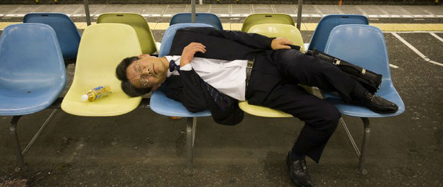 La campagna pubblicitaria contro gli ubriachi che si addormentano per  strada, a Tokyo - Il Post