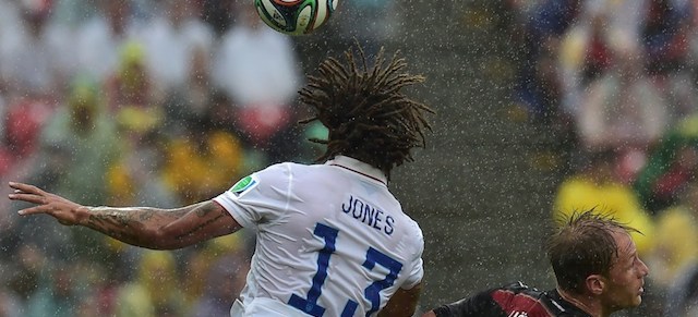 Jermaine Jones della Germania gioca sotto la pioggia.
(AFP PHOTO / NELSON ALMEIDA)