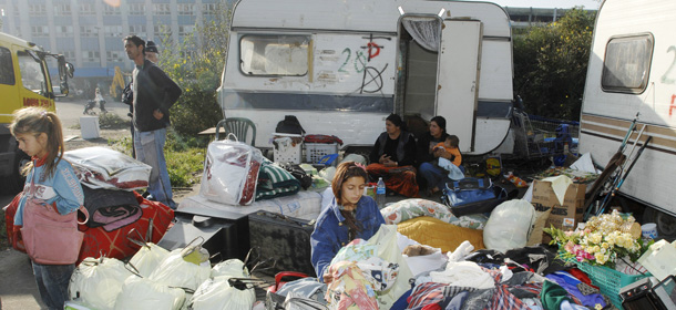 Des familles appartenant √† la communaut√© rom quittent un terrain vague le 14 septembre 2007 √† Nantes, avant de s'installer dans le camp de mobile-homes mis √† leur disposition par la communaut√© urbaine de Nantes. Nantes m√©tropole a transf√©r√© sous surveillance polici√®re 35 familles de roms de Roumanie d'un bidonville vers un terrain √©quip√© de mobile-homes et de caravanes, malgr√© l'hostilit√© des gens du voyage dont l'aire d'accueil est proche. AFP PHOTO FRANK PERRY (Photo credit should read FRANK PERRY/AFP/Getty Images)