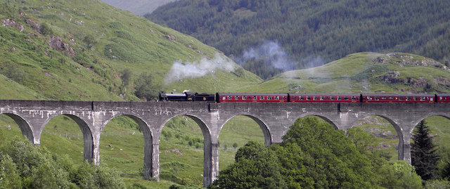 In realtà è il Jacobite Steam Train sul viadotto di Glenfinnan, nelle Highlands scozzesi. È alto 30 metri, sorretto da 21 archi, e fu cistruito tra il 1897 e il 1901. Qui una scena del film.
(Irenicrhonda)