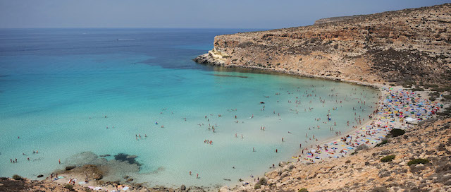 La spiaggia dei Conigli, in Sicilia, è al primo posto della classifica delle più belle spiagge italiane. Ben cinque su dieci si trovano in Sardegna – addirittura due a Baunei, nella provincia dell'Ogliastra – mentre l'unica che si trova nel Nord Italia è Sestri Levante, in Liguria.
Nella foto, l'Isola dei Coniglia, a Lampedusa. 
(Tullio M. Puglia/Getty Images)