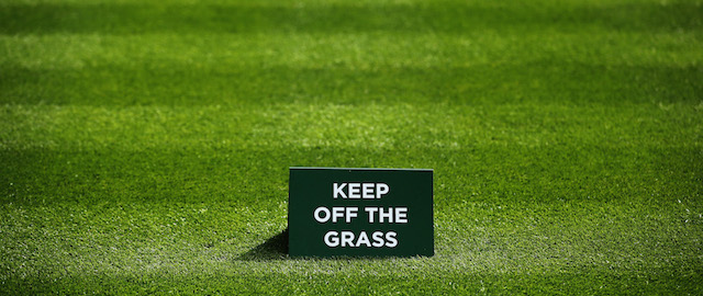 "Non calpestare l'erba", Wimbledon, 26 giugno 2014. 
(Dan Kitwood/Getty Images)