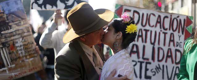 Due manifestanti vestiti come gli artisti messicani Diego Rivera e Frida Kahlo, durante la manifestazione a Santiago del Cile, 10 giugno 2014
(AP Photo / Luis Hidalgo)
