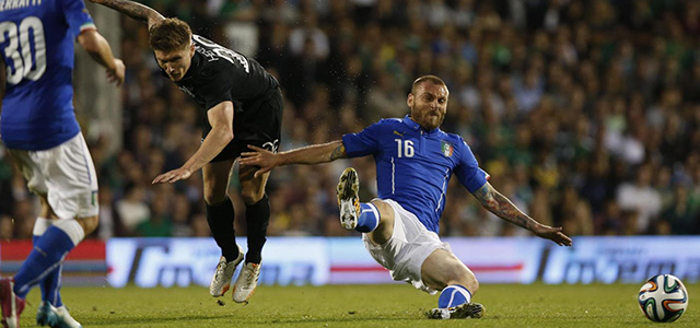 Italy's Daniele De Rossi, right, competes for the ball with Republic of Ireland's Jeff Hendrick during their international friendly soccer match at Craven Cottage, London, Saturday, May 31, 2014. (AP Photo/Sang Tan)