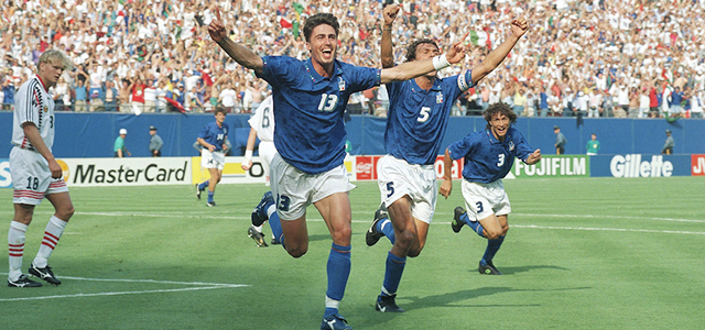 Dino Baggio dopo aver segnato il gol decisivo contro la Norvegia. (AP Photo/Luca Bruno)