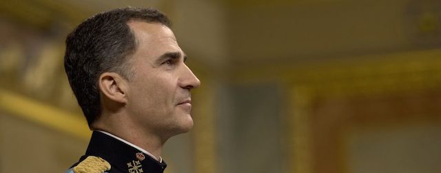 Spain's King Felipe VI stands during a swearing in ceremony for FelipeVI King of Spain at the Congress of Deputies, Spain's lower House in Madrid on June 19, 2014. Spain's King Felipe VI begins a new reign today already facing a threat to the unity of his kingdom as the northeastern region of Catalonia fights to hold an independence referendum on November 9. AFP PHOTO / DANI POZO