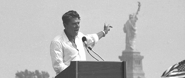 Ronald Reagan tiene un discorso al Liberty State Park, a Jersey City, in New Jersey, durante la campagna elettorale per le elezioni presidenziali, 1 settembre 1980. Il discorso è rimasto famoso perché Reagan, che nella foto indica la Statua della Libertà, tenne un atteggiamento molto informale e incisivo, con la camicia sbottonata e le maniche arrotolate.
(AP Photo/Walt Zeboski)