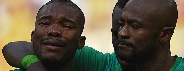 Ivory Coast's midfielder Geoffroy Serey Die cries next to Colombia's midfielder Carlos Carbonero (R) before a Group C football match between Colombia and Ivory Coast at the Mane Garrincha National Stadium in Brasilia during the 2014 FIFA World Cup on June 19, 2014. AFP PHOTO / EITAN ABRAMOVICH