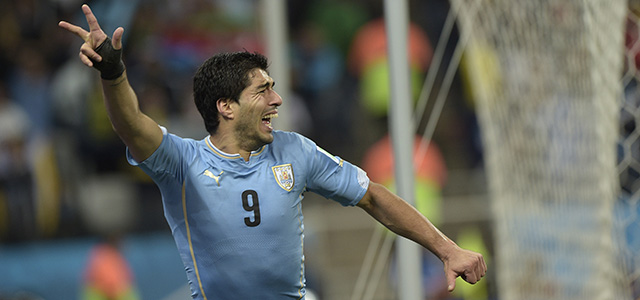 Uruguay's forward Luis Suarez celebrate safter scoring during a Group D football match between Uruguay and England at the Corinthians Arena in Sao Paulo during the 2014 FIFA World Cup on June 19, 2014. AFP PHOTO / DANIEL GARCIA