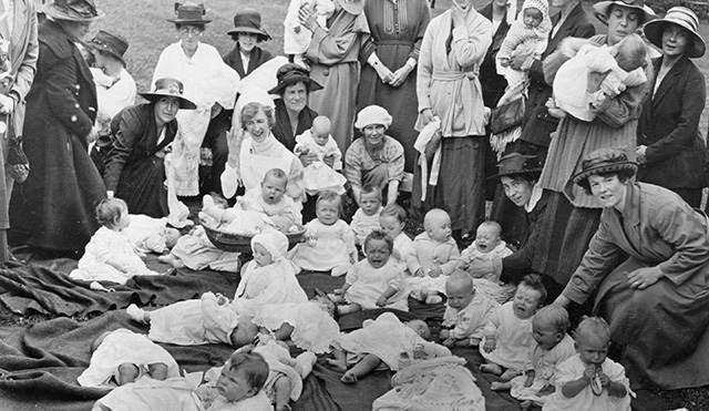 July 1922: Mothers with their babies, at a show, waiting for the judges. (Photo by Hulton Archive/Getty Images)