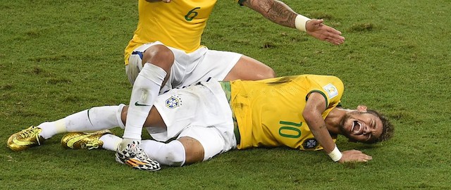 Marcelo chiede soccorso per Neymar, che ha appena subito un brutto fallo da Zuniga. (ODD ANDERSEN/AFP/Getty Images)