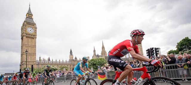 I ciclisti passano vicino al Palazzo di Westminster, in prossimità del traguardo della terza tappa del Tour de France. (LEON NEAL/AFP/Getty Images)