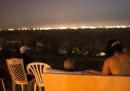 Gli israeliani che guardano i bombardamenti su Gaza, da un divano