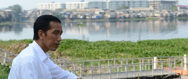 Il candidato alle elezioni presidenziali in Indonesia e governatore di Giacarta, Joko Widodo, osserva un'area urbana di Giacarta, martedì 22 luglio 2014. (ROMEO GACAD/AFP/Getty Images)